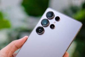 persoana care tine in mana un model de telefon Samsung