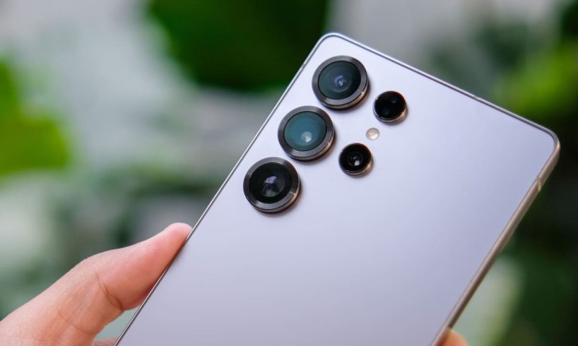 persoana care tine in mana un model de telefon Samsung